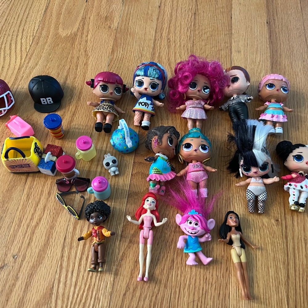 large lot of LOL Surprise dolls and accessories
